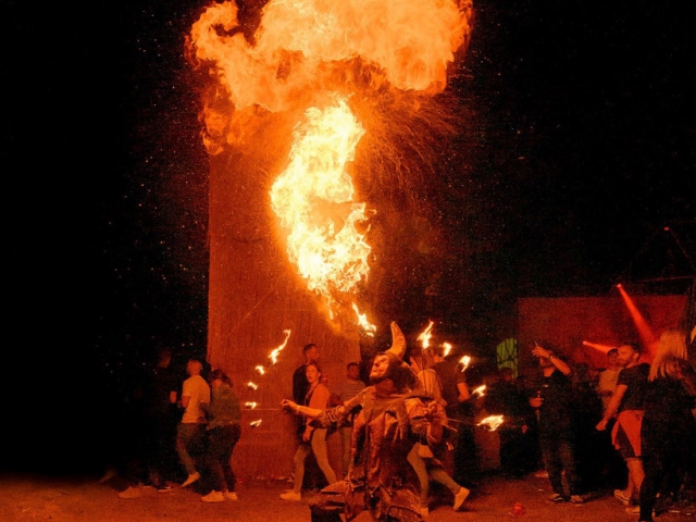 Artiest spuwt monstervlam op muziekfestival