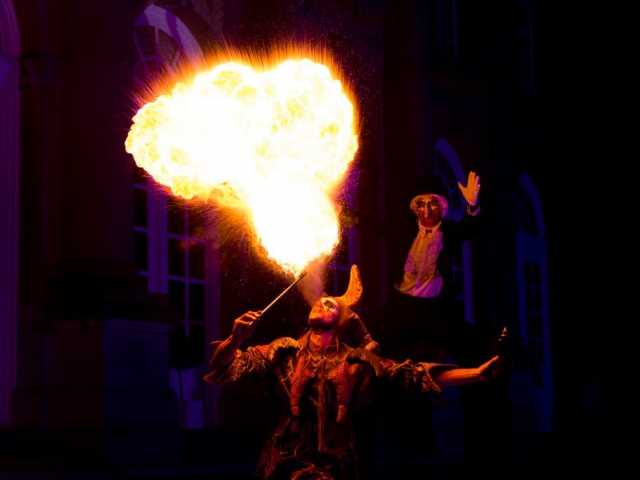 Spectaculaire vuurspuwer en steltenloper in volle actie