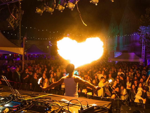 Spectaculaire vuurspuwer op muziekfestival