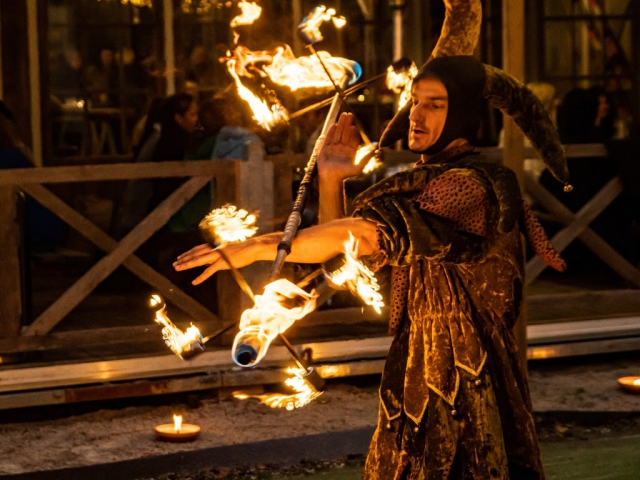 Vurige nar in actie met dragon staff