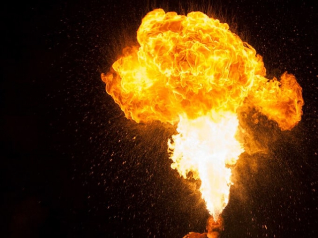 Vuurspuwende nomade spuwt een supervlam