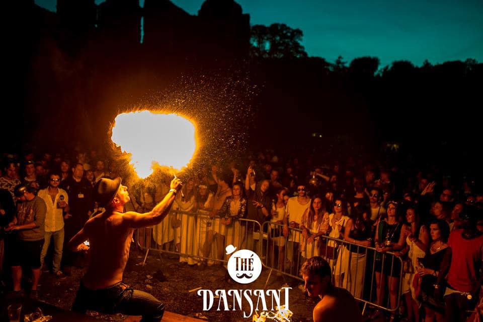 Vuurspuwers met duo-vuurshow op Thé Dansant