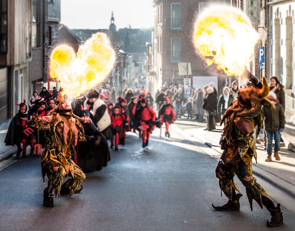 Duo vuurspuwers in actie op Krakelingenstoet