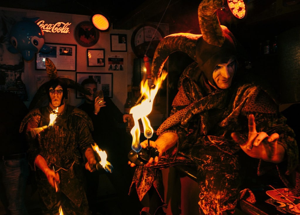 Duo vuurspuwers zwepen mensenmassa op