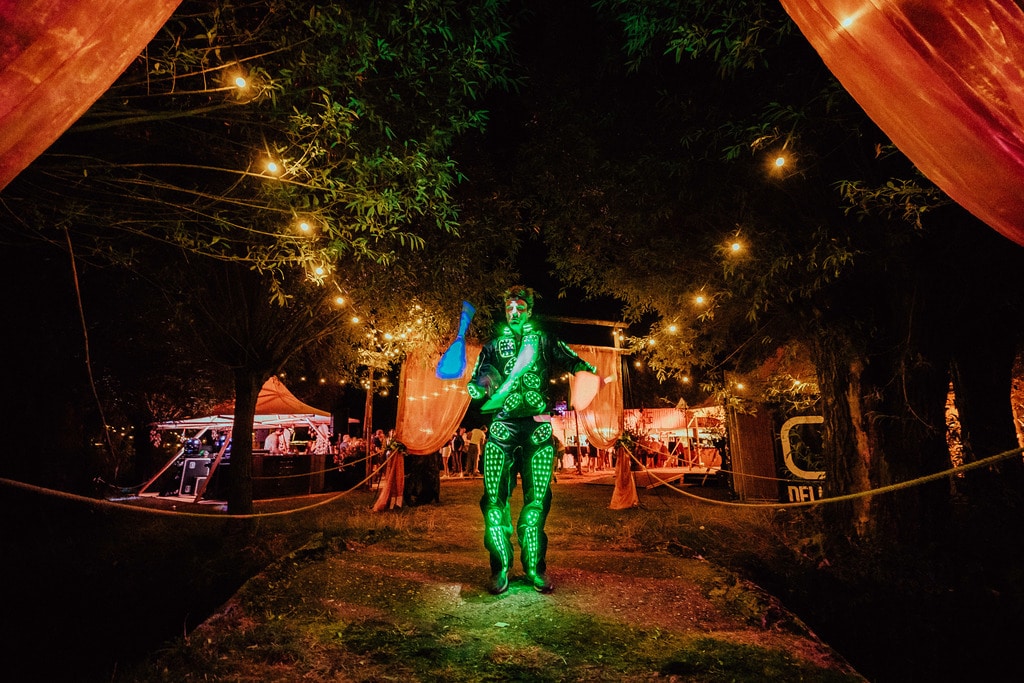 Feestelijke lichtjongleur op kleurrijk muziekfestival