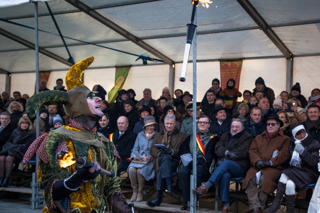 Jongleur brengt act voor koningspaar