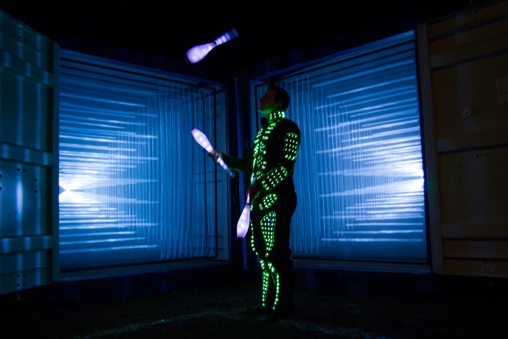 Jongleur met fosforkegels in prachtig decor