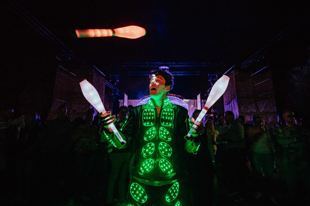 Kleurrijke lichtjongleur jongleert met fosforkegels