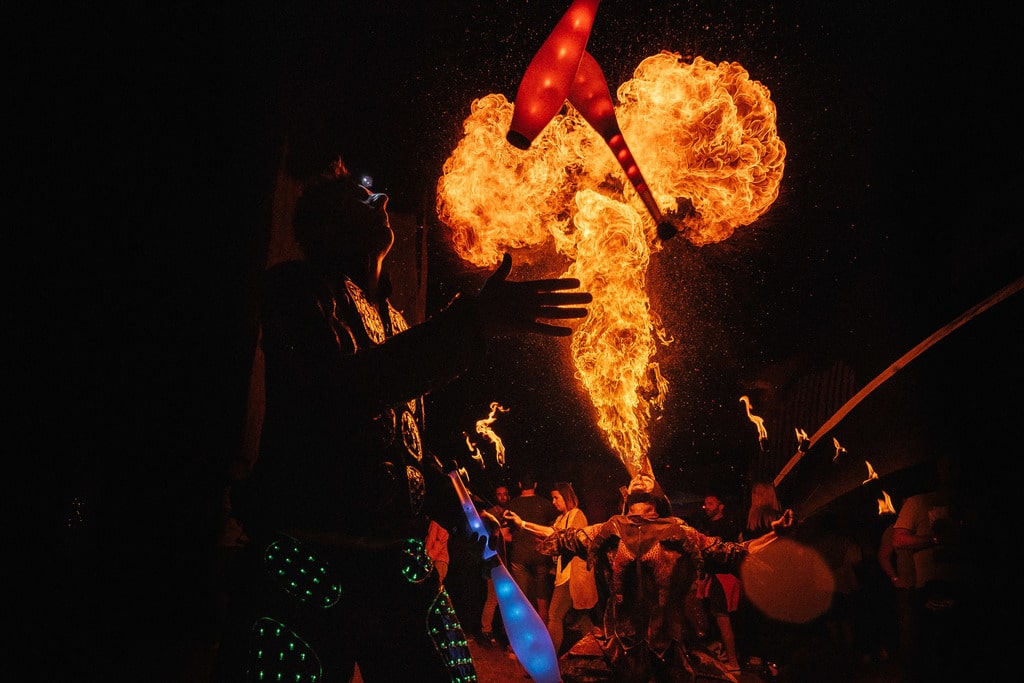 Lichtjongleur en vuurspuwer in volle actie