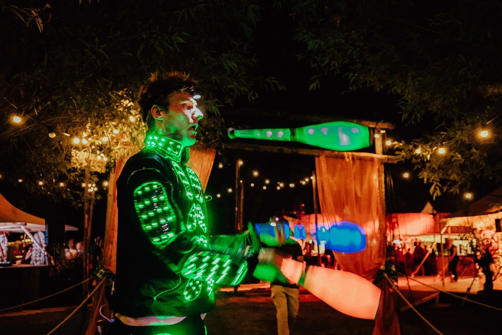 Lichtjongleur jongleert op festival