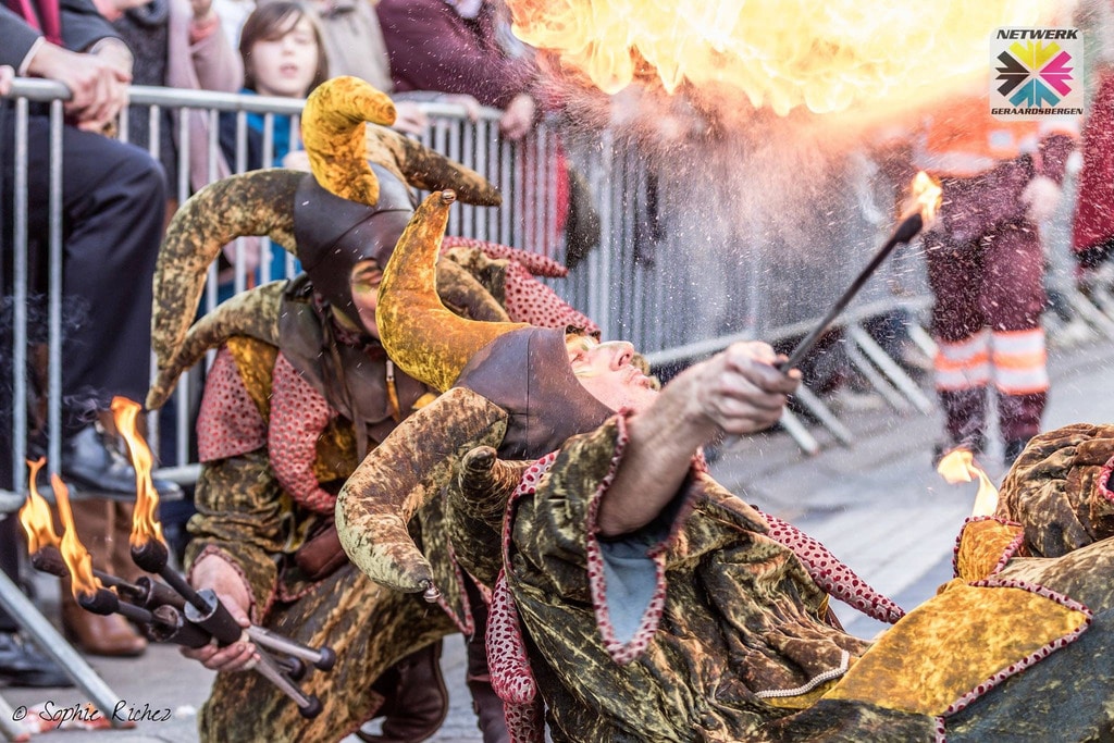 Professionele vuurspuwers in actie op Krakelingenstoet