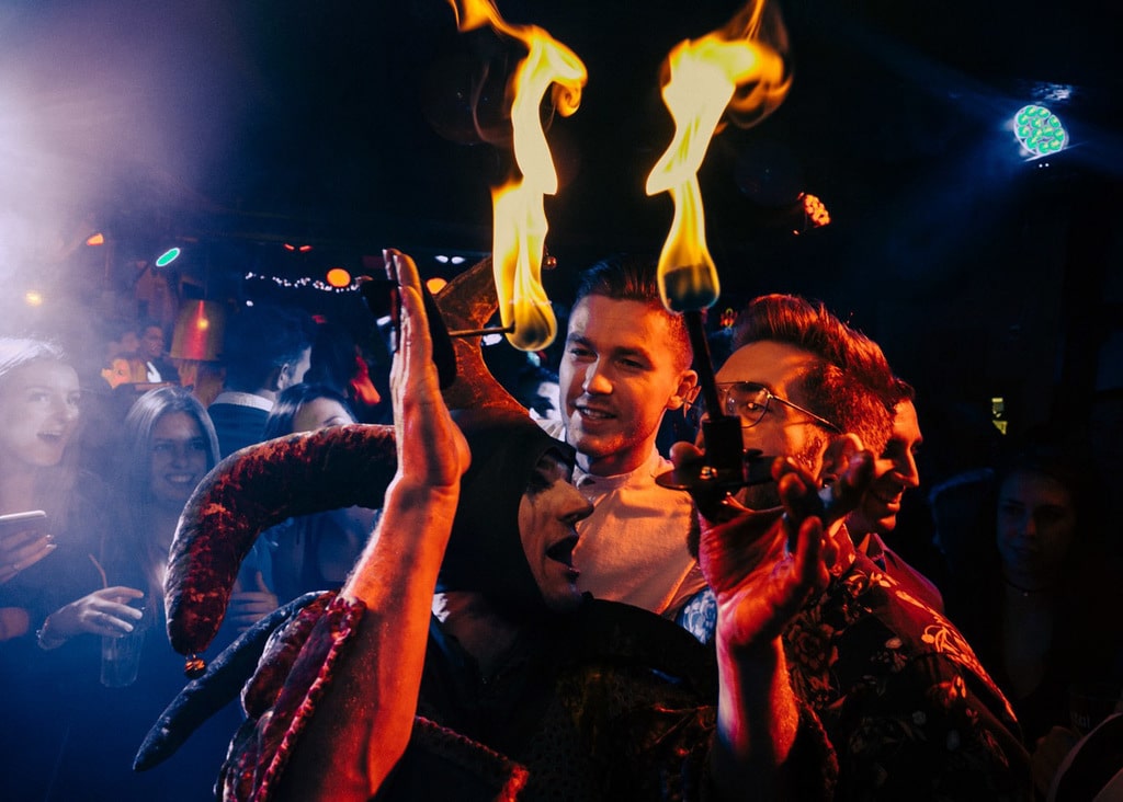 Vurige nar eet vuur in Antwerpse bar