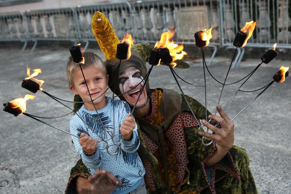Vuurartiest brengt optreden aan Kasteel van Poeke