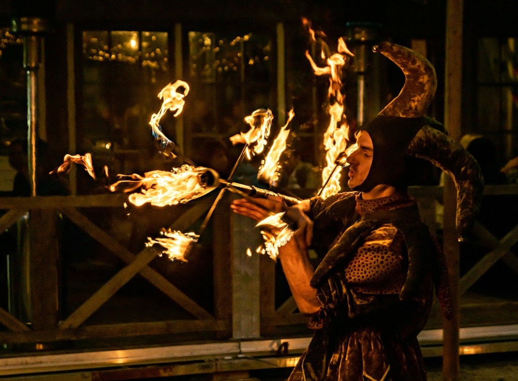 Vuurartiest in actie met dragonstaff