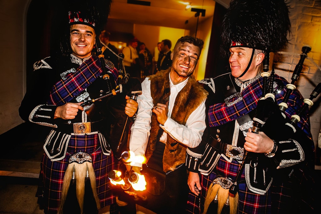 Vuurartiest met Schotse doedelzakspelers