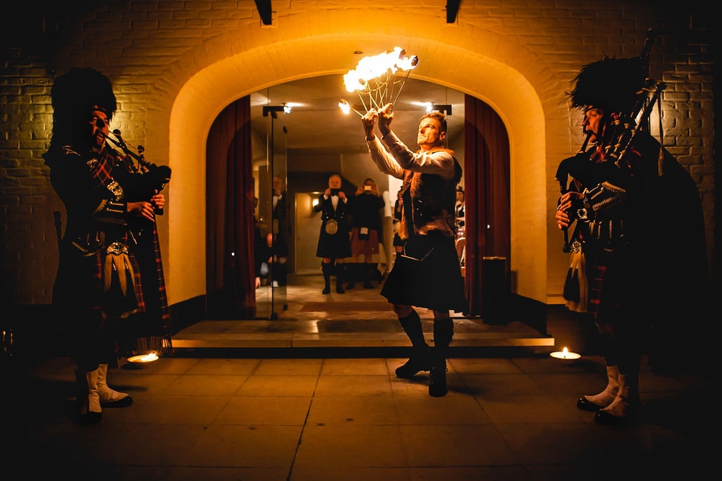 Vuurartiest met vuurvingers en Schotse doedelzakspelers