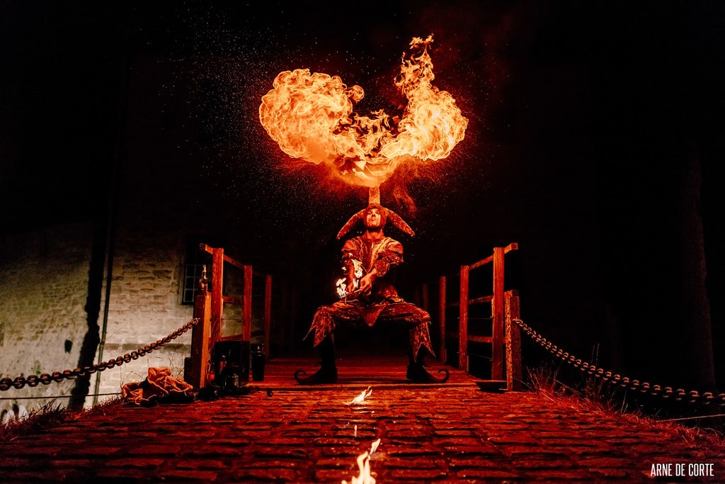 Vuurspuwende nar aan mooi kasteel