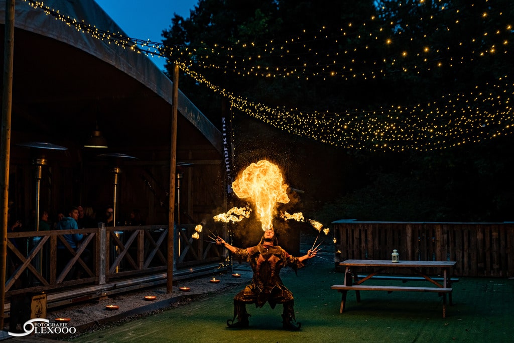 Vuurspuwende nar brengt vuurshow in winterbar