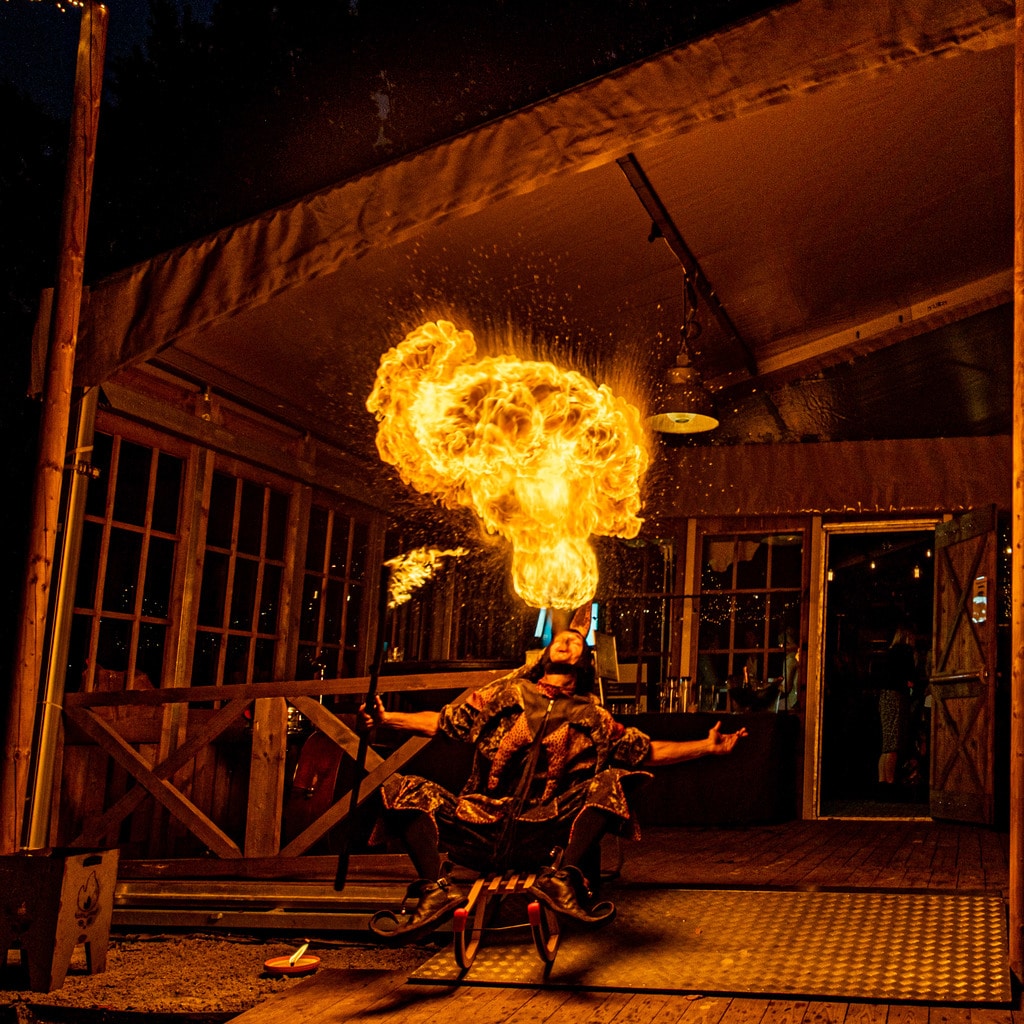 Vuurspuwende nar in winterbar Holiday Inn