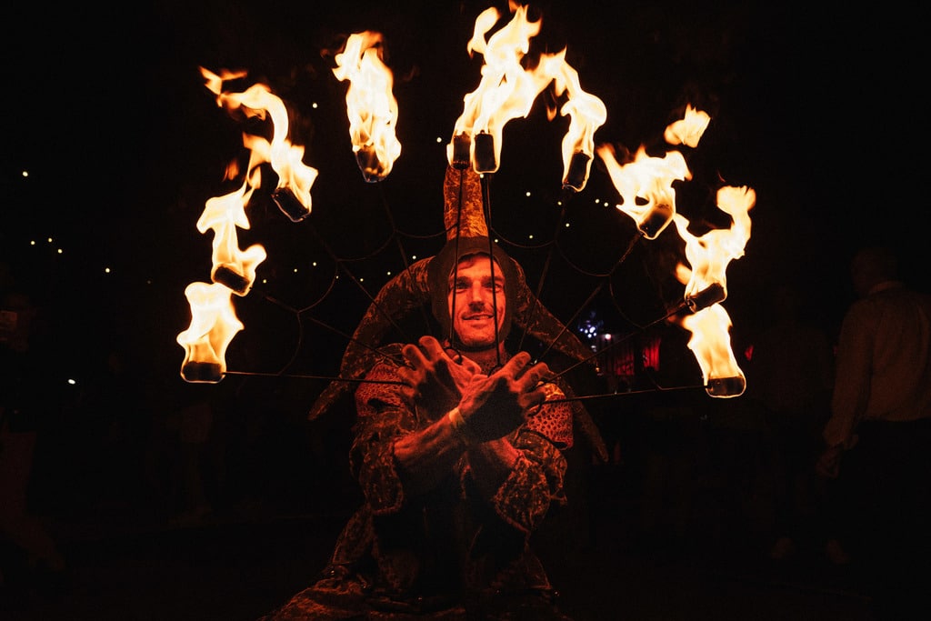 Vuurspuwer met fire fans in actie